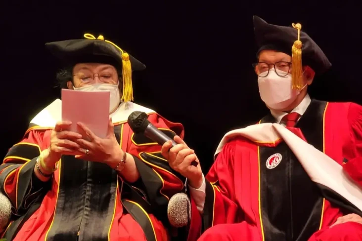 Terima Gelar Profesor...