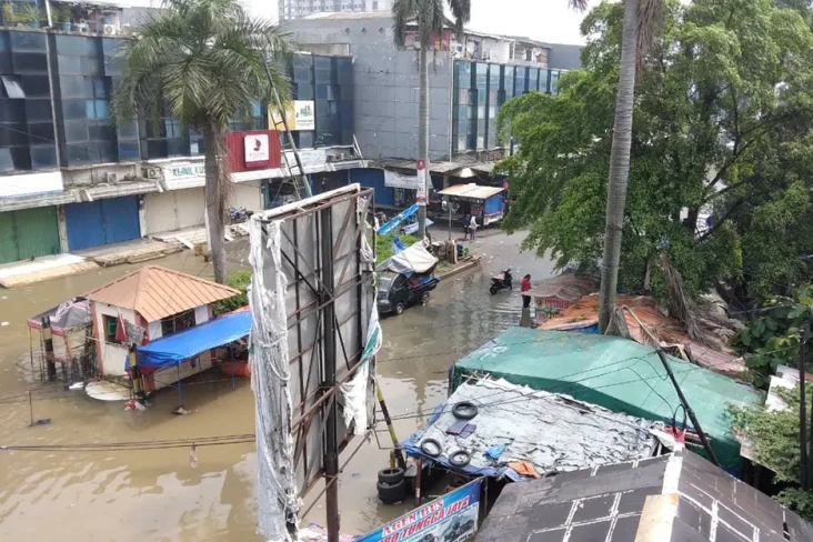 Diterjang Banjir, Tanggul...