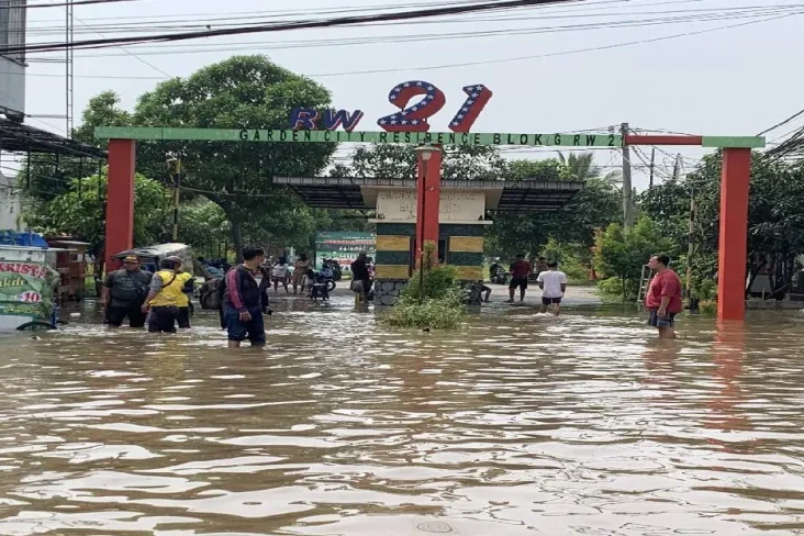 Banjir Kepung Jalan...