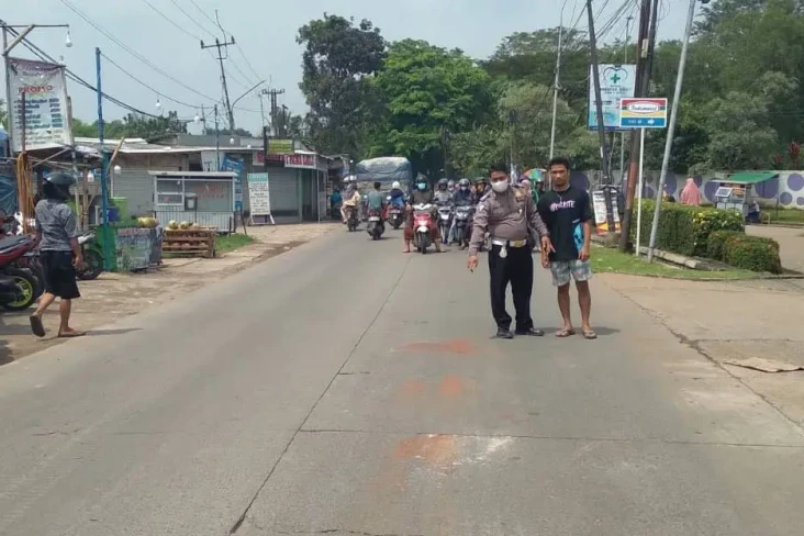 Gagal Menyalip, Pemotor...