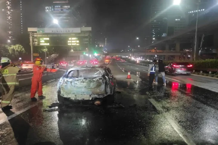 Mobil Sedan Hangus Terbakar...