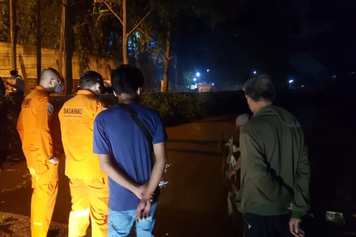Kali Sabi Banjir, Bocah...