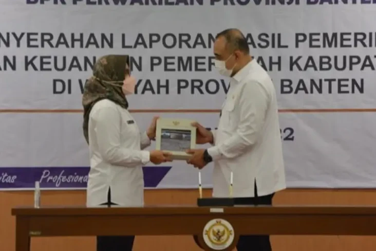Pemkab Tangerang Raih...