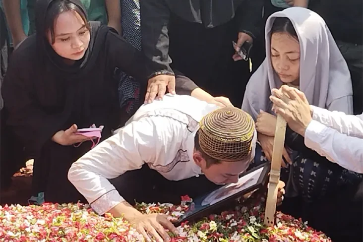 Kiki Farrel Menangis...