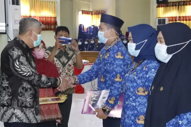 Serahkan SK CPNS, Bupati...