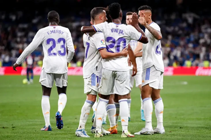 Real Madrid Pakai Formasi...