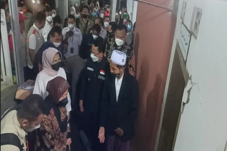 Risma kepada Bocah Penderita...