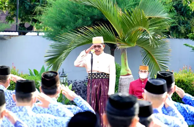 Pakai Baju Adat, Kakanwil...