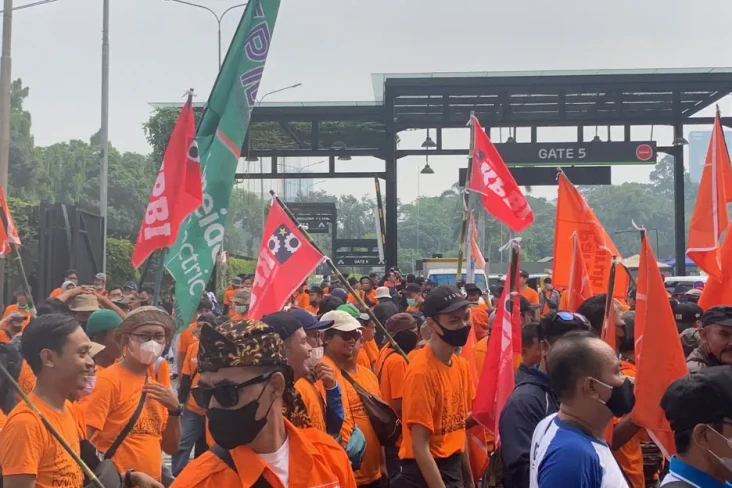Berkumpul di GBK, Massa...