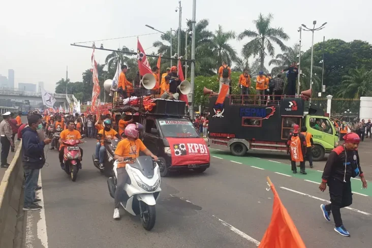 Mulai Padati Depan Gedung...