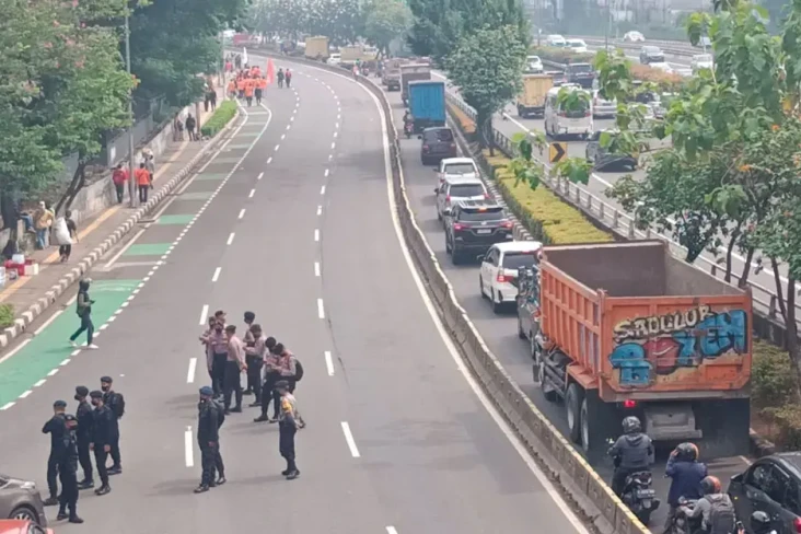 Buruh Tumpah Ruah di...