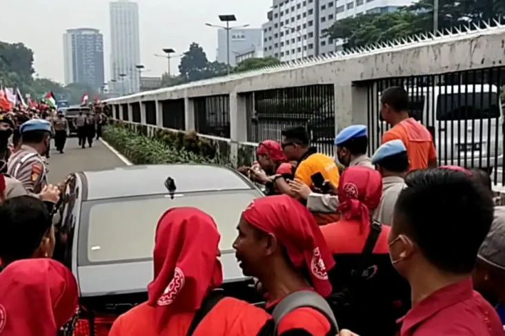 Ricuh, Pengemudi Mobil...