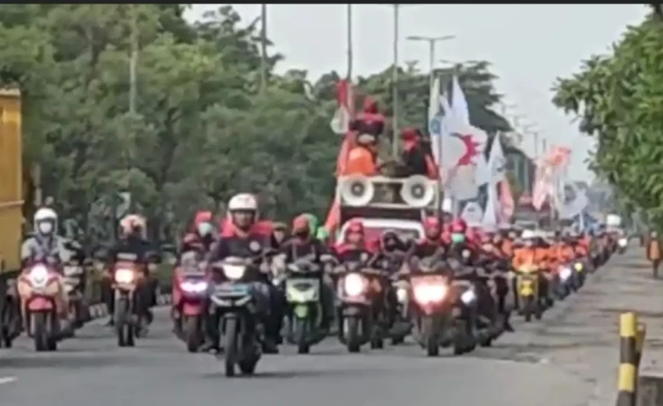 Aksi Buruh Geruduk Gedung...