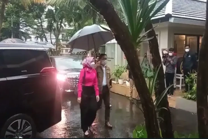 Gandeng Istri, Ridwan...