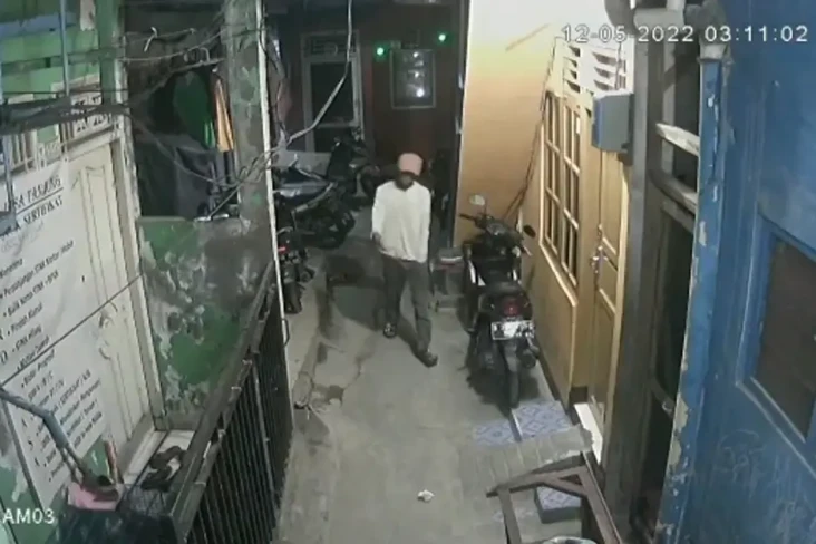 Terekam CCTV, Penampakan...