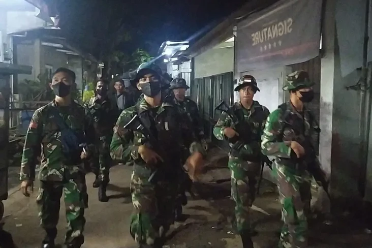 Dini Hari Pasukan TNI...