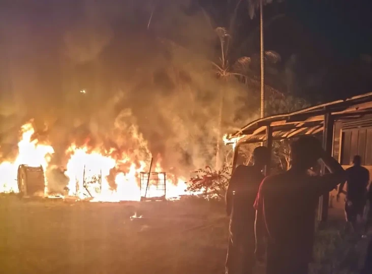 Orang Misterius Bakar...