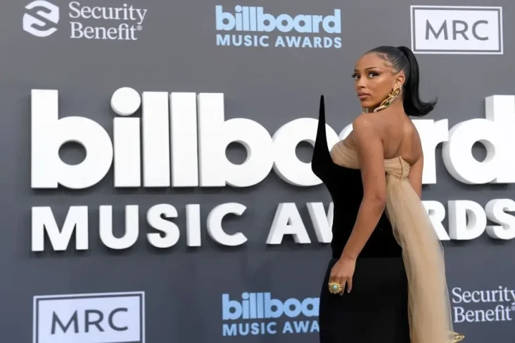 Doja Cat Tampil Seksi...