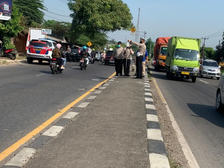 Elf Terbang Tabrak Pikap,...