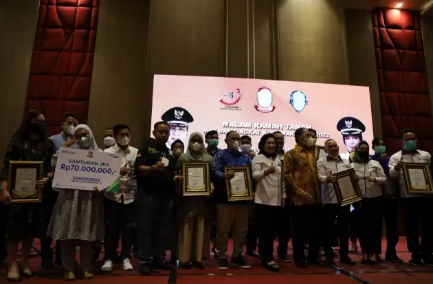 Pelindo Regional 4 Serahkan...