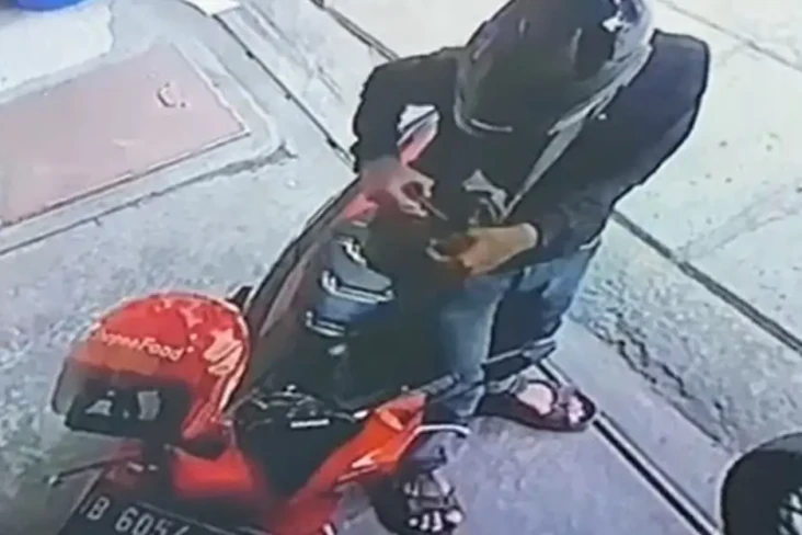 Terekam CCTV, 2 Bandit...