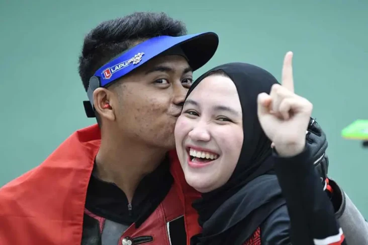 Kecupan Romantis Pasangan...