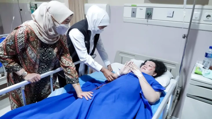 Jenguk Penumpang Kecelakaan...
