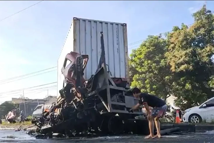 Tabrakan Maut Truk Kontainer...