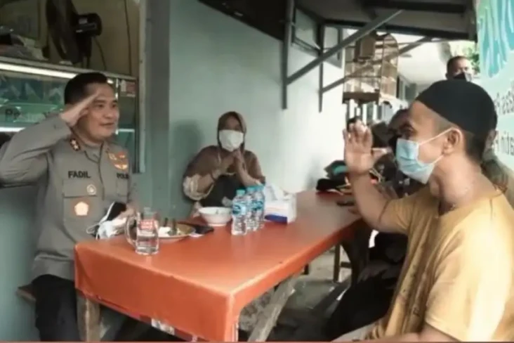 Momen Lucu Makan di...