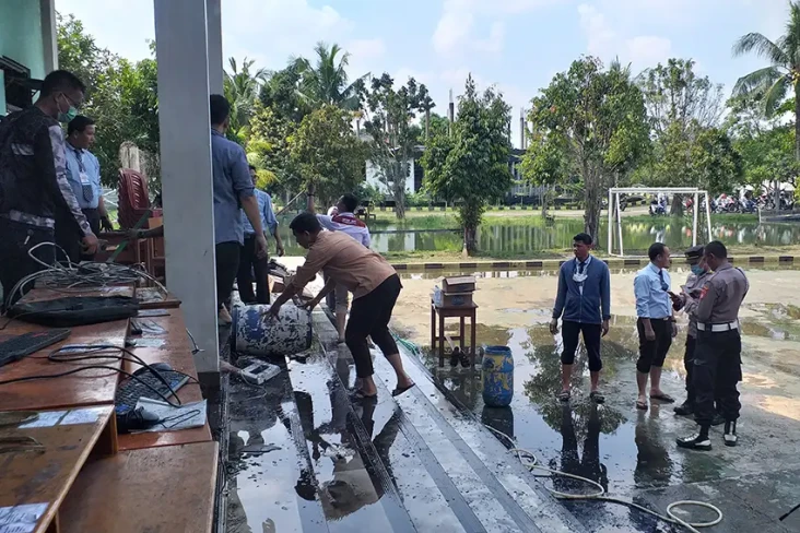 Komputer Meledak, SMK...