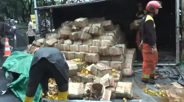 Truk Angkut 6 Ton Minyak...