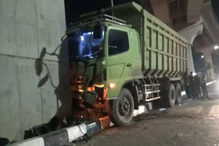 Rem Blong, Truk Tabrak...