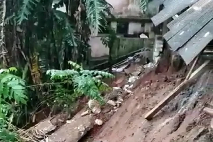 Hujan Deras, Pesantren...