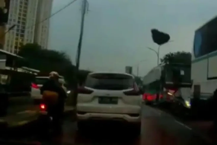 Teror Lempar Batu di...