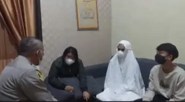 Sosok Berjubah Putih...