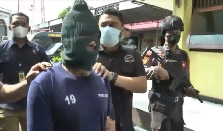 Gara-gara Uang Warisan,...