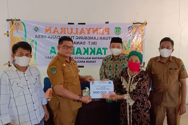 Warga Desa Takkalala...