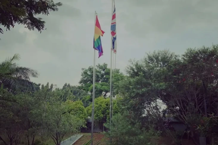 Kibarkan Bendera LGBT,...