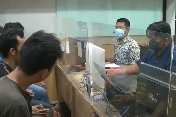 Komplotan Penggelap...
