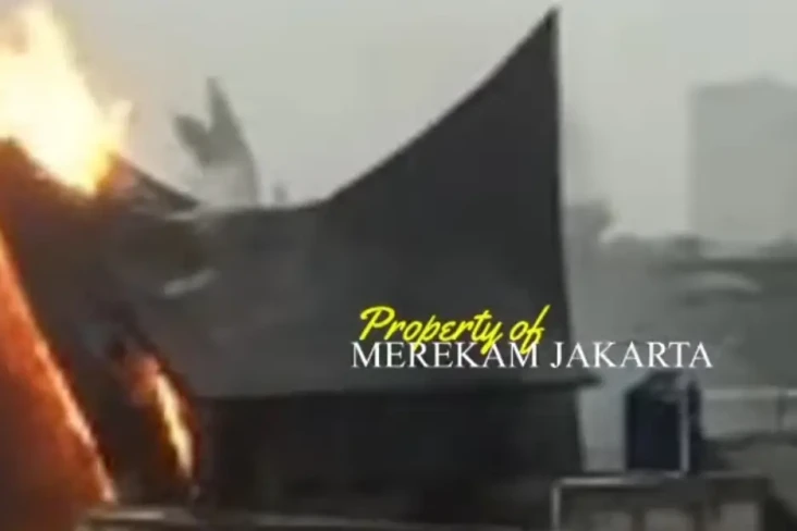 Diduga Tersambar Petir,...