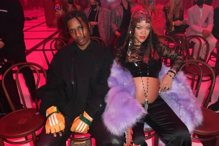 Rihanna Melahirkan Anak...