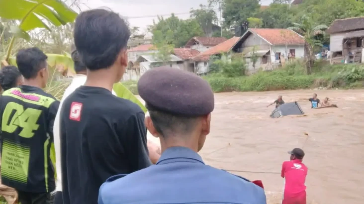 Pikap Terseret Arus...