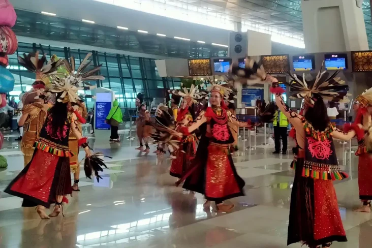 2 Tahun Terhenti, Parade...