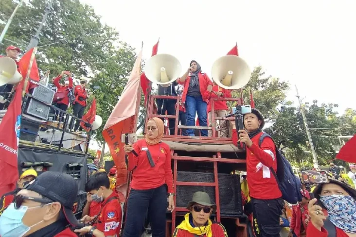 Unik! Massa Demo Peringatan...