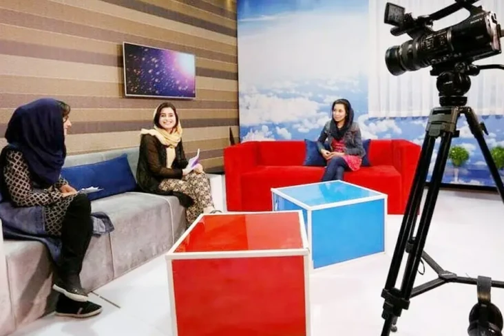 Presenter Perempuan...