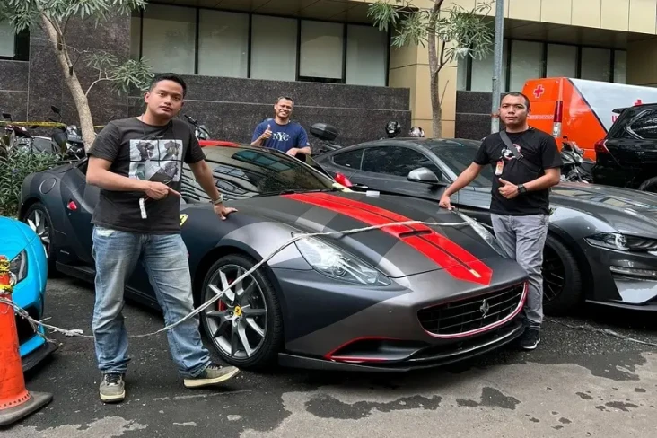 Mobil Ferrari Indra...