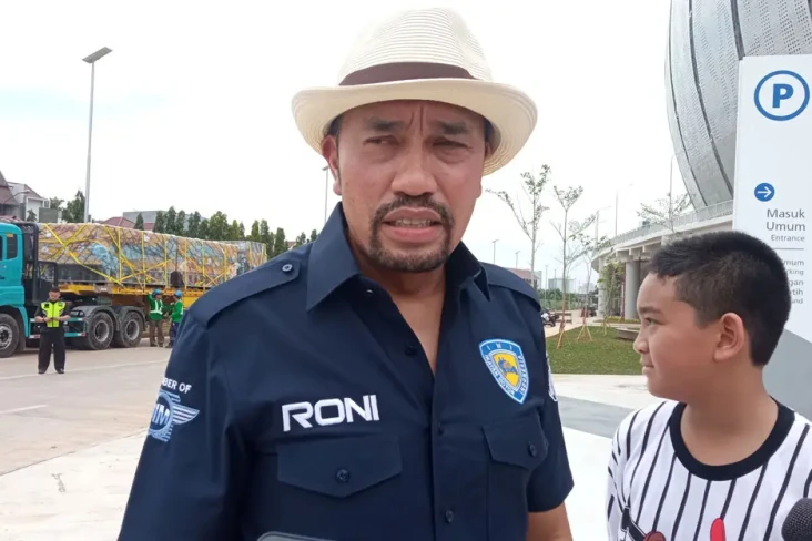 Tiba di Stadion JIS,...