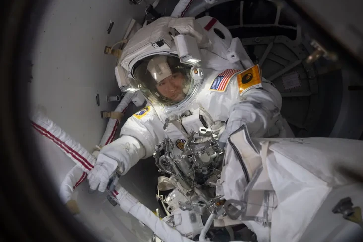 Helm Terisi Air, Astronot...