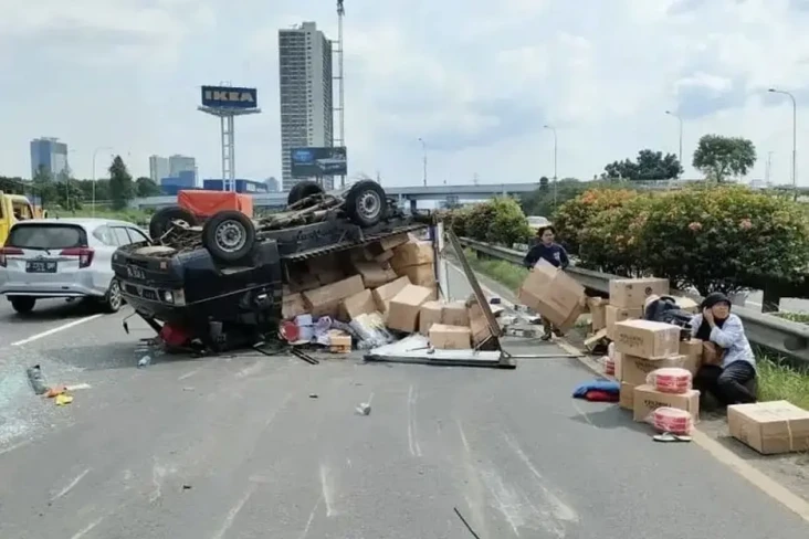 Diduga Pecah Ban, Mobil...