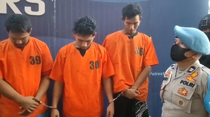 Rampok dan Sekap Penumpang,...
